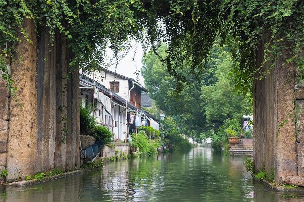 Su, Keren 아티스트의 Stone bridge and traditional houses on the Grand Canal-Shaoxing-Zhejiang Province-China작품입니다.